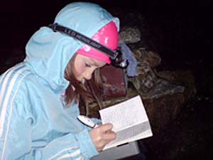 Ane skriver i boken