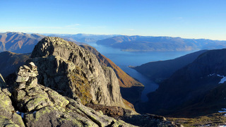 Utsikt fra Keipen ned mot Esefjorden, Balestrand. Vangsnes på den andre siden av fjorden