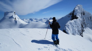  Håkon på toppen av Veslebjørn Nord 2110 moh med Bjørneggen mot Veslebjørn (2150) til høyre og Storebjørn (2222) bak til venstre.