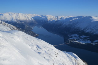 Høyt over Hardangerbrua