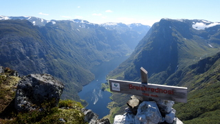 Utsikt mot Nærøyfjorden fra Breiskrednosi