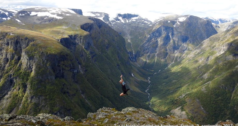 Prøver å fly over Storedalen.. Fresvikbreen i bakgrunnen med Syringefjellet til venstre.
