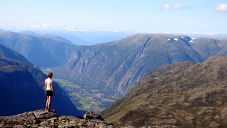 På Okken, utsikt ned i Lærdalen