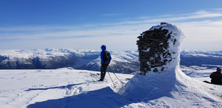 Henrik nyter utsikten fra Høgafjellet