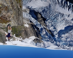 På klippekanten med brefallet til Nedre Buarbreen bak