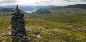 På vei mot Knuskedalsfjellet. Olsnesøya skimtes nede i fjorden.