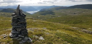 På vei mot Knuskedalsfjellet. Olsnesøya skimtes nede i fjorden.