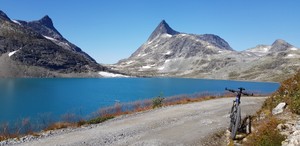 Koldedalsvannet med Falketind i midten.