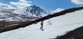 Over snøfonner på vei til Mehøe