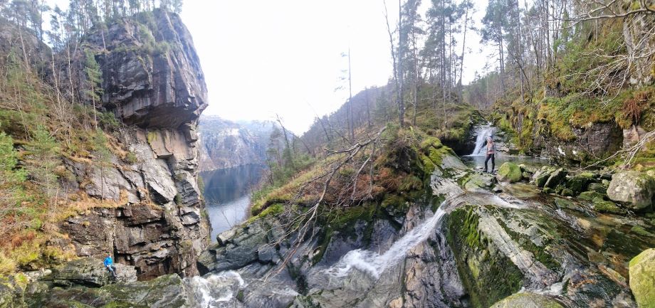 Elva og fossene på baksiden av Slottet